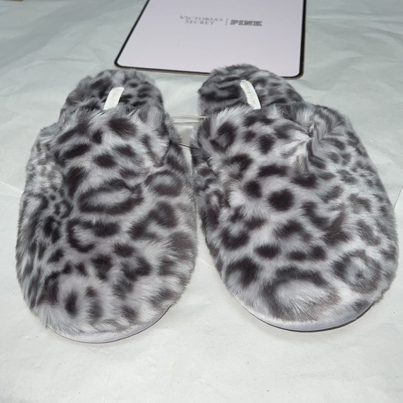 (7/8) VICTORIA'S SECRET Closed Toe Faux Fur Slipper - Picture 2 of 11
